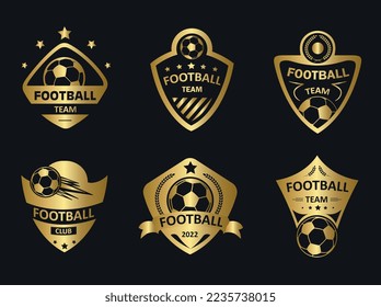 Juego de oro de la insignia de fútbol. Colección de logos y premios para ganadores en competencias deportivas. Etiquetas para redes sociales y mensajeros. Ilustraciones de caricaturas de vectores planos aisladas en fondo negro