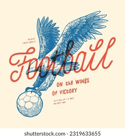 Águila de fútbol. Gran presa de pájaro agarrando la pelota de fútbol vintage tipografía de seda de pantalla de la camiseta de impresión ilustración vectorial.