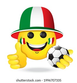 Hincha de fútbol, emoji en sombrero de colores de la bandera italiana. Sonrisas de emoticonos vectores sosteniendo el pulgar hacia arriba, con balón de fútbol. Emoticon amarillo para chats de internet, bares deportivos. Icono aislado para aplicaciones móviles, medios sociales