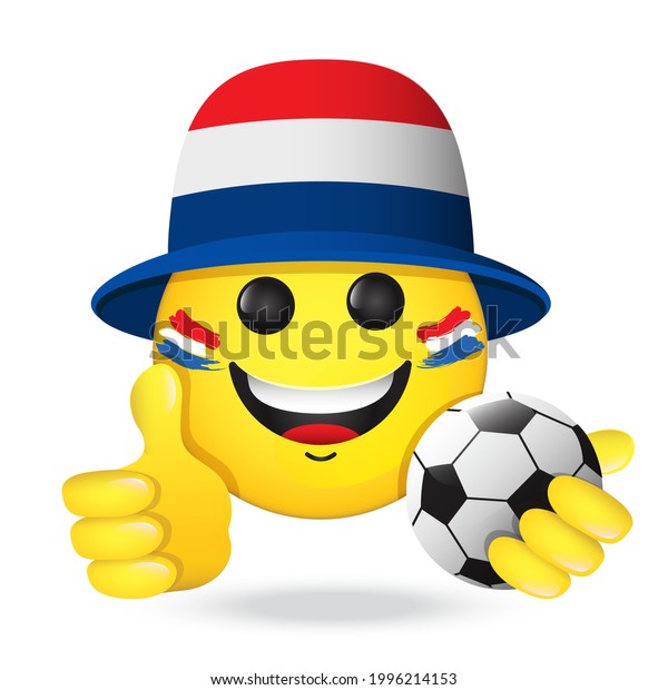 オランダの国旗の色の帽子に サッカーファン 絵文字 親指を上げたベクター絵文字がほほ笑み サッカーボール インターネットチャット スポーツバー用の黄色い 絵文字 モバイルアプリ ソーシャルメディア用の分離型アイコン のベクター画像素材 ロイヤリティフリー