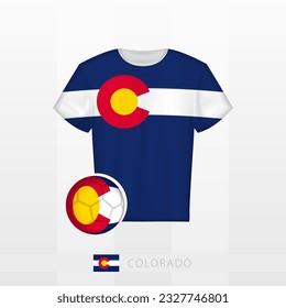 Uniforme de fútbol de la selección nacional de Colorado con fútbol con bandera de Colorado. Jersey de fútbol y fútbol con bandera. Plantilla de vectores.