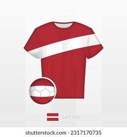 Uniforme de fútbol de la selección nacional de Letonia con fútbol con bandera de Letonia. Jersey de fútbol y fútbol con bandera. Plantilla de vectores.