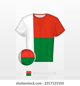 Uniforme de fútbol de la selección nacional de Madagascar con fútbol con bandera de Madagascar. Jersey de fútbol y fútbol con bandera. Plantilla de vectores.