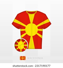 Uniforme de fútbol de la selección nacional de Macedonia del Norte con fútbol con bandera de Macedonia del Norte. Jersey de fútbol y fútbol con bandera. Plantilla de vectores.