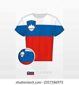 Uniforme de fútbol de la selección nacional de Eslovenia con fútbol con bandera de Eslovenia. Jersey de fútbol y fútbol con bandera. Plantilla de vectores.