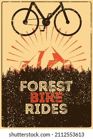 Paseos en bicicleta por el bosque. Afiche de estilo grunge tipo tipográfico de turismo ecológico. Ilustración vectorial retro.