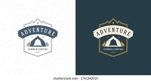 Logo del camping forestal emblema de verano camping ilustración vectorial con siluetas de carpas y pinos para camisa o sello de impresión. Diseño de placa de tipografía de época.