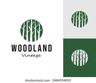 Forest Woodland Vektorgrafik Logo. Weißer Hintergrund