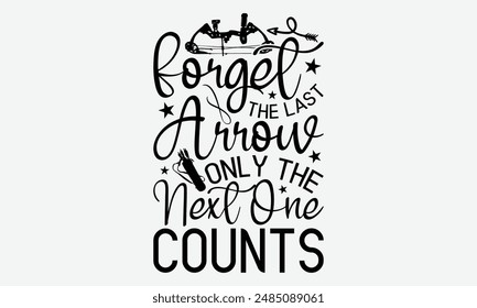 Vergessen Sie den letzten Pfeil nur der nächste zählt - Bogenschießen Typografie T-Shirt Designs, inspirierende Kalligraphie Dekorationen, handgezeichnete Schriftzug, Kalligrafie Vektorillustration, für Poster.