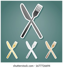 Señal de la horquilla y el cuchillo. Conjunto de íconos metálicos con gradiente gris, dorado, plata y bronce con contorno blanco y sombra en fondo viridán. Ilustración.