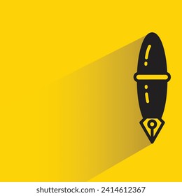 icono de pluma de fuente con sombra sobre fondo amarillo