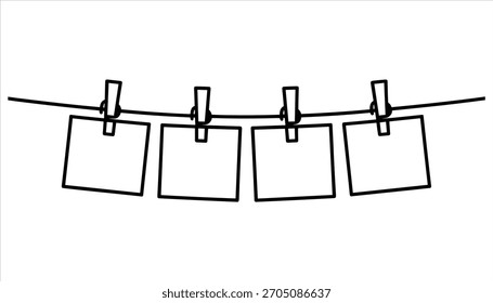 Quatro cartões quadrados em branco pendurados em um clothesline com vetor clothespins