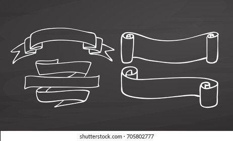 Cuatro banderas vacías en la pizarra, boceto vector dibujado a mano, contornos limpios, pizarra de estilo vintage.