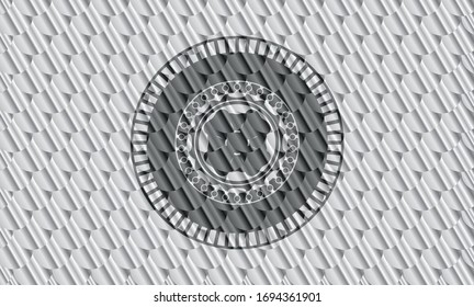 ícono de trébol de cuatro hojas dentro del emblema plateado. Patrón de escalas. Ilustración vectorial. Detallado.