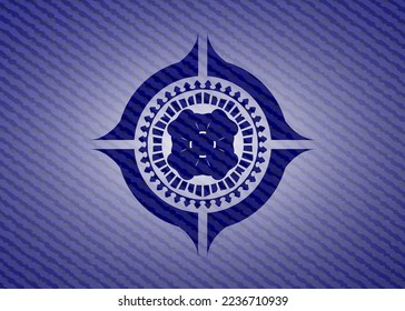 vierblättriges Kleeblatt-Symbol innerhalb des Emblems mit denim hochwertigen Hintergrund. 