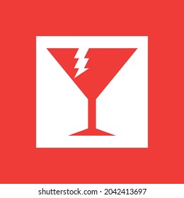 Un icono frágil con una imagen de cristal de vino tinto. Símbolo con marco blanco y fondo rojo. Este simple vector plano se complementa con un símbolo de relámpago como representación de una chispa o grieta. EPS 10 editable
