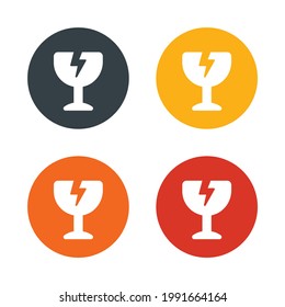 Los iconos de paquetes frágiles están configurados. Firma de etiquetas de envío de logística y entrega. Ilustración del vector