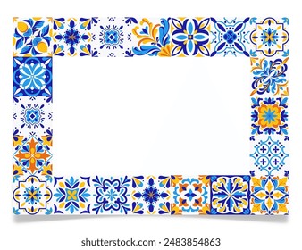 Rahmen mit blauen, weißen und gelben Fliesen. Traditioneller mediterraner Stil, Meeresthema, Reiserahmen, Einladung, Party, Hochzeit Straßenschilder. Vektorillustration.