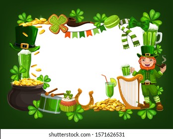 Marco de atributos de vacaciones de St. Patricks. Sombrero de Leprechaun, trébol de tres hojas de shamrock, tesoros dorados, pipa de fumar y banderas irlandesas. Galletas vectoras y cerveza, símbolo herradura de suerte, bufanda y tambor