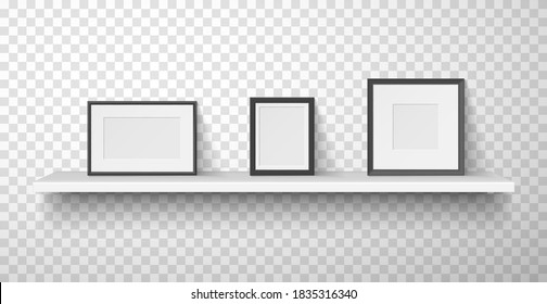 Bilder mit weißen und schwarzen Rändern sind auf dem Wandregal. Passepartout horizontale, vertikale, quadratische leere Blankos.Vektor realistische Fotorahmen einzeln auf transparent.