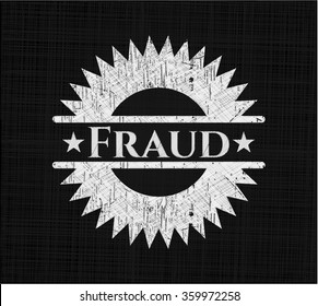 Emblema de tiza de fraude escrito en una pizarra