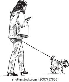 Dibujo a mano libre de ciudades casuales mujer con perro de regazo caminando al aire libre y mirando el teléfono