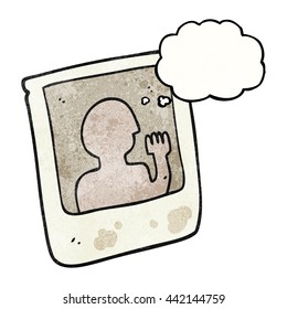 freehand gezeichnete Gedankenblase strukturierter Cartoon altem Sofortbild-Foto