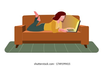 Hogar independiente o estudiar el concepto. Trabajo remoto. Las mujeres trabajan sentadas en casa. Niña con computadora yace en el sofá. Dibujo vectorial plano de dibujos animados.