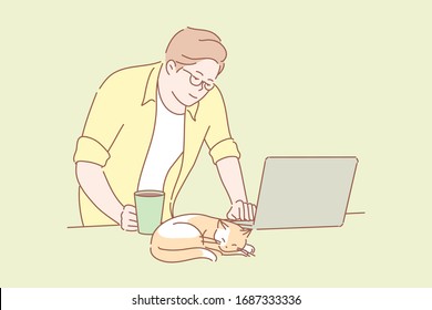 Trabajo independiente, trabajo a distancia, estudio, concepto de negocios. Joven hombre feliz o niño independiente, estudiante, adolescente trabajando remotamente en línea en la laptop en casa, Preparación para los exámenes. Comunicación de medios sociales