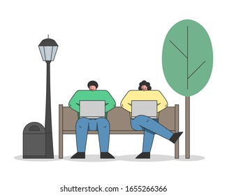 Concepto De Trabajo Independiente, Cerebro Y Trabajo Por Cuenta Propia. Personas De Negocios Ocupadas O Independientes Trabajan En Portátiles Sentados En El Banco Del Parque. Estilo de esquema lineal de dibujo de dibujo.  Ilustración vectorial