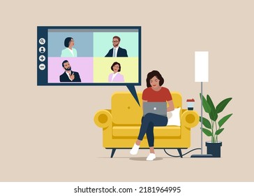 Trabajador independiente sentado en el sofá. Lugar de trabajo en casa o moderno interior de coworking. Videoconferencia, trabajo en equipo. Encuentro en línea desde casa.