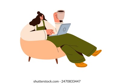 Freelancer trabajando en línea, sentado en un sillón con laptop. Mujer, trabajadora independiente sosteniendo taza de café y computadora. Negocio remoto de Internet. Ilustración vectorial plana aislada sobre fondo blanco