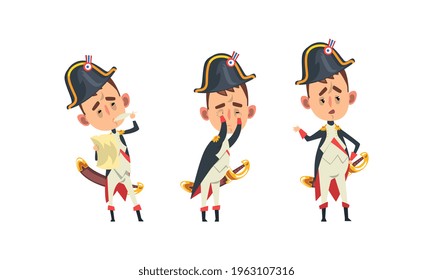 Conjunto del emperador francés Napoleón Bonaparte, gracioso personaje histórico con uniforme militar con diferentes emociones Ilustración vectorial de dibujos animados