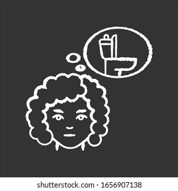 Icono blanco de tiza de orina frecuente sobre fondo negro. Urgente necesidad de orinar. Síntoma temprano del embarazo. Signo de diabetes. Uso de baños públicos para cistitis. Ilustración aislada de cartón vectorial