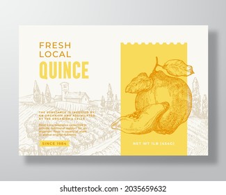 Plantilla De Etiqueta De Comida De Quince Local Fresca. Diseño de empaquetado de vectores abstracto. Banner de tipografía moderna con fruta de mano y paisaje rural de fondo. Aislado.