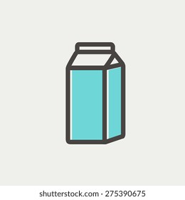 Leche fresca en una línea delgada de icono de caja para web y móvil, moderno diseño minimalista plano. Icono del vector con contorno gris oscuro y color de desplazamiento en fondo gris claro.