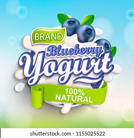 Fresco e Natural Blueberry Iogurt etiqueta splash no fundo bokeh para sua marca, logotipo, modelo, etiqueta, emblema para mantimentos, lojas agrícolas, embalagens e publicidade. Ilustração vetorial.