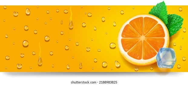 Pancarta de zumo de naranja natural. Frutos anaranjados, cubos de hielo y gotas de condensación, banner horizontal de refresco frío.