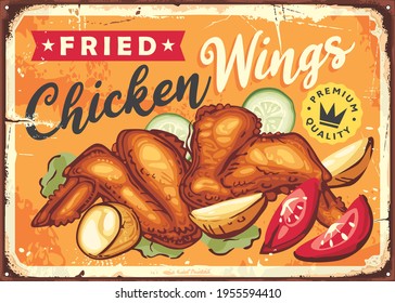 Alitas de pollo fritas retro menú de pizarra para el restaurante de comida rápida. Diseño de afiches de carne frita vintage. Ilustración vectorial de alimentos.