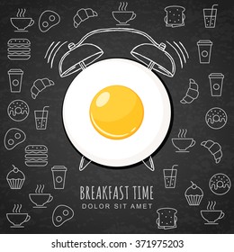 Reloj de alarma de huevo frito y acuarela dibujado a mano en el fondo texturado de la pizarra negra con iconos de la comida de contorno. Diseño vectorial para menú de desayuno, cafetería, restaurante. Fondo de comida rápida. 
