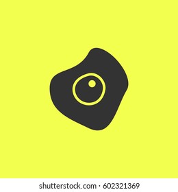 Fried egg icon flat. 