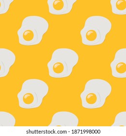 Huevo frito sobre fondo amarillo, patrón vectorial sin costuras.