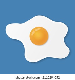 Huevo frito o huevos revueltos aislados de fondo azul