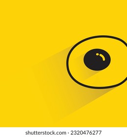 huevo frito con sombra sobre fondo amarillo