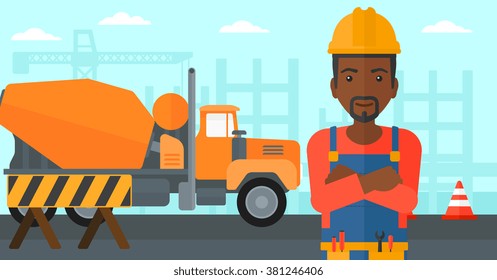 Amigável construtor com braços cruzados.