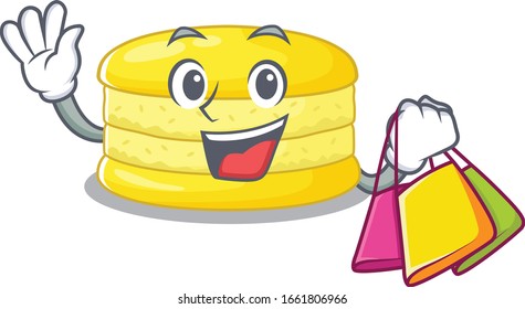 Un simpático y rico macarón de limón ondeando y sosteniendo una bolsa de compras