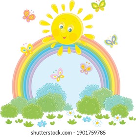 Freundlich lächelnde Sonne mit einem bunten Regenbogen und Schmetterlinge flitzen fröhlich über ein grünes Feld mit Blumen und grünen Buchsen nach warmem Sommerregen, Vektorgrafik