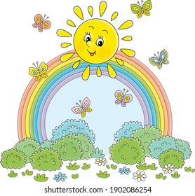 Freundlich lächelnde Sonne mit einem bunten Regenbogen und Schmetterlinge flitzen nach warmem Sommerregen fröhlich über ein grünes Feld mit Blumen und grünen Buchsen, Vektorgrafik-Illustration