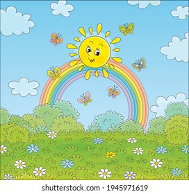 Freundlich lächelnde Sonne mit einem bunten Regenbogen und Schmetterlinge flitzen nach warmem Sommerregen fröhlich über ein grünes Feld mit Blumen und grünen Buchsen, Vektorgrafik-Illustration