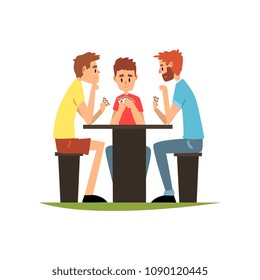 Amigos jugando cartas sentados en la mesa, hombres pasándola bien juntos vectorial Ilustración en un fondo blanco